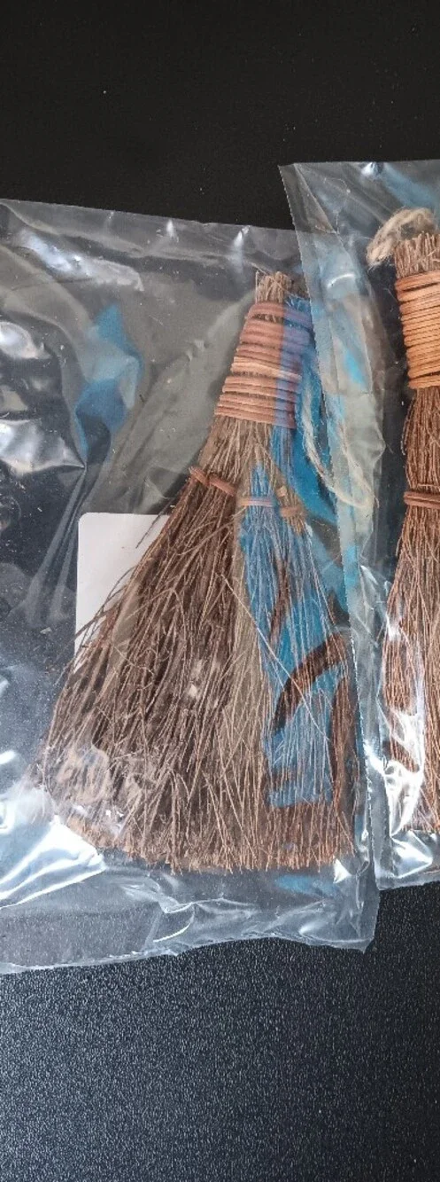 2 Cinnamon-Scented Decorative Broom - Natural Brown
